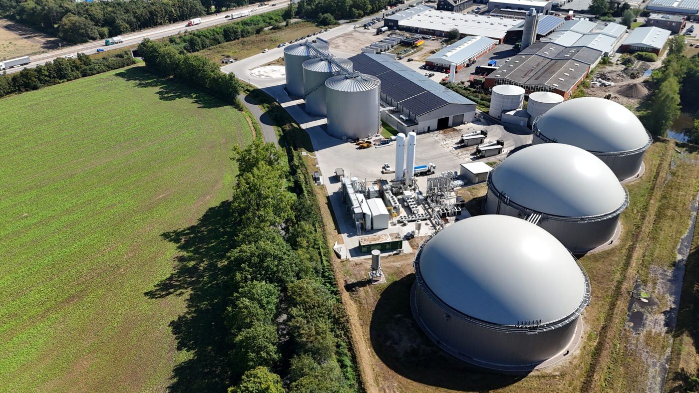 Luftaufnahme einer Biomethananlage mit Gasspeichern, Aufbereitungstechnik und CO₂-Tanks