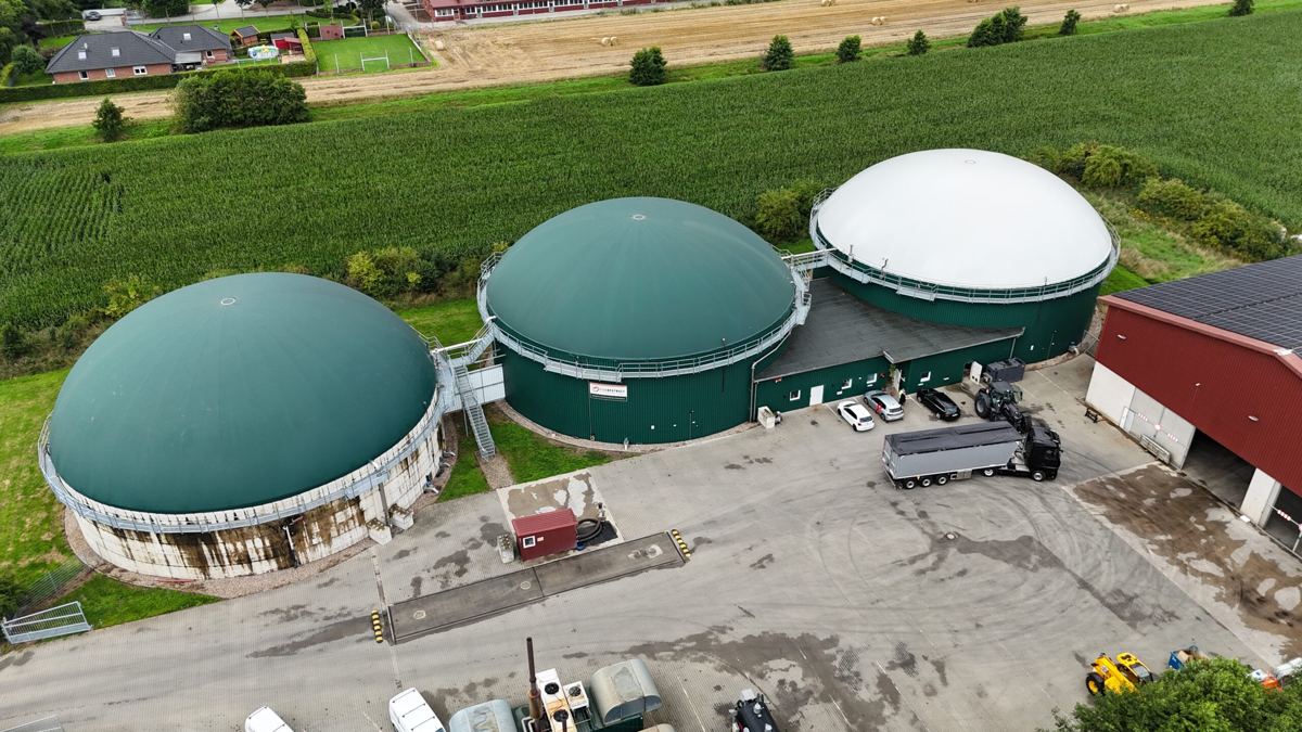 Biogasanlage mit grünen Gasspeicherdächern