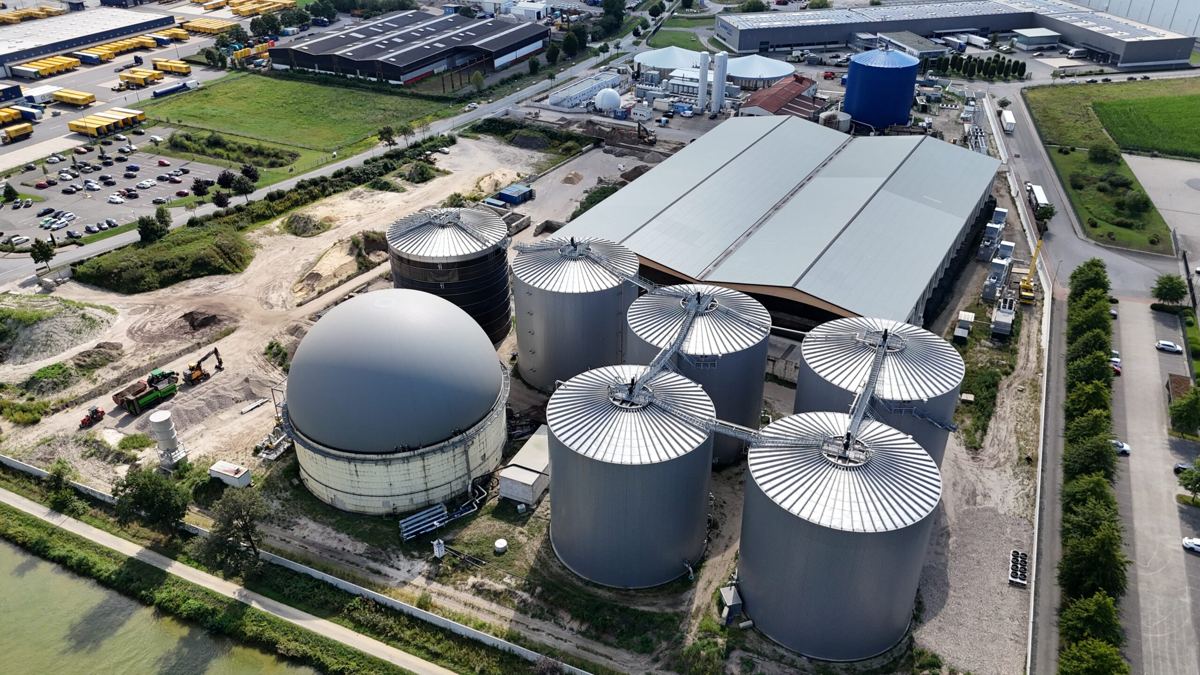 Rheine Bioraffinerie aus der Luft mit Gasspeichern, Fermentern und Halle