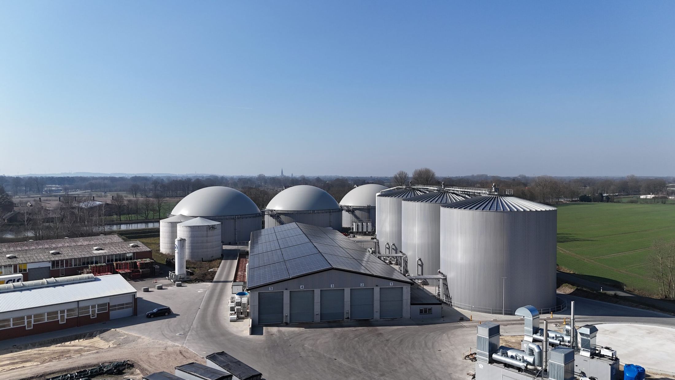 Luftaufnahme der Biomethananlage Rheine-Kanalhafen mit Fermentern und Gasaufbereitung