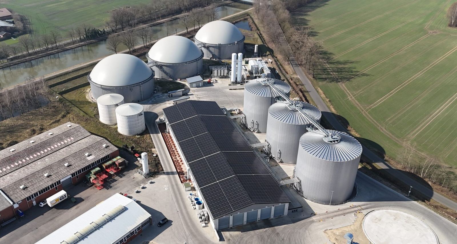 Biomethananlage Rheine-Kanalhafen am Dortmund-Ems-Kanal aus der Luft: Gasspeicher, Fermenter und Halle mit Photovoltaik